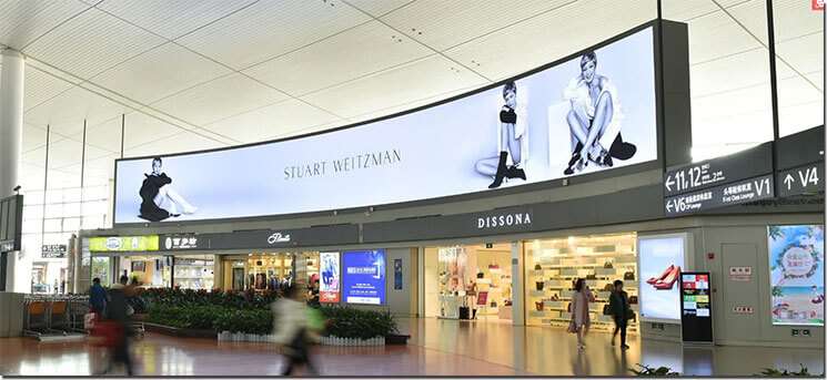 飞机场LED广告屏位大,容易进入旅客视野,得到关注