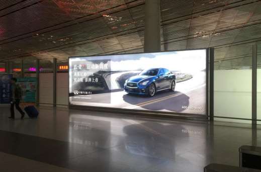 北京首都国际机场四层出发通廊右侧媒体广告