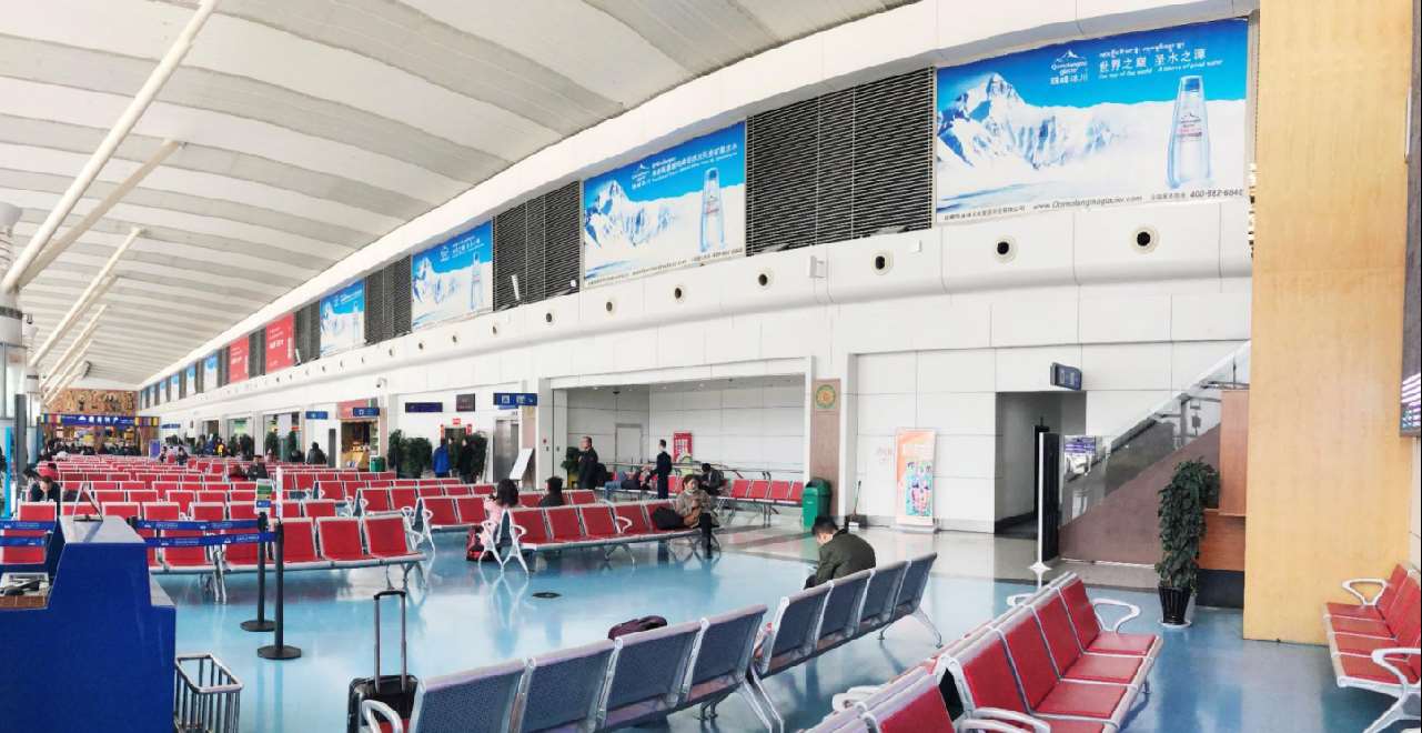 拉萨贡嘎机场安检后高空灯箱广告