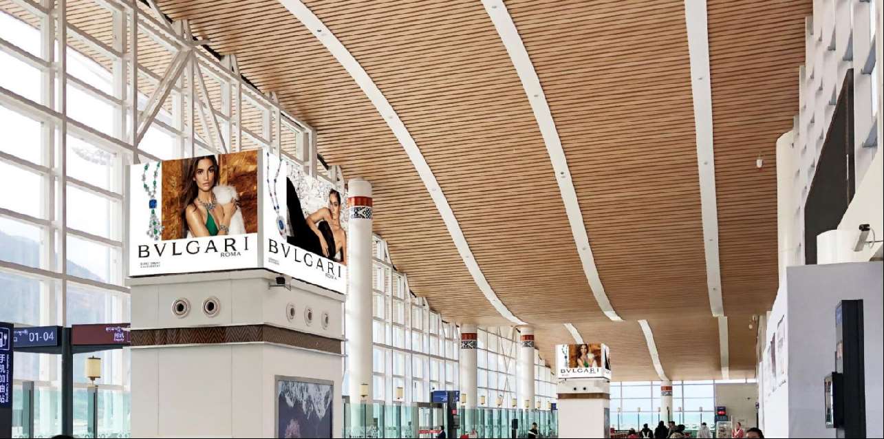 西藏林芝机场出发大厅风塔体灯箱套装广告