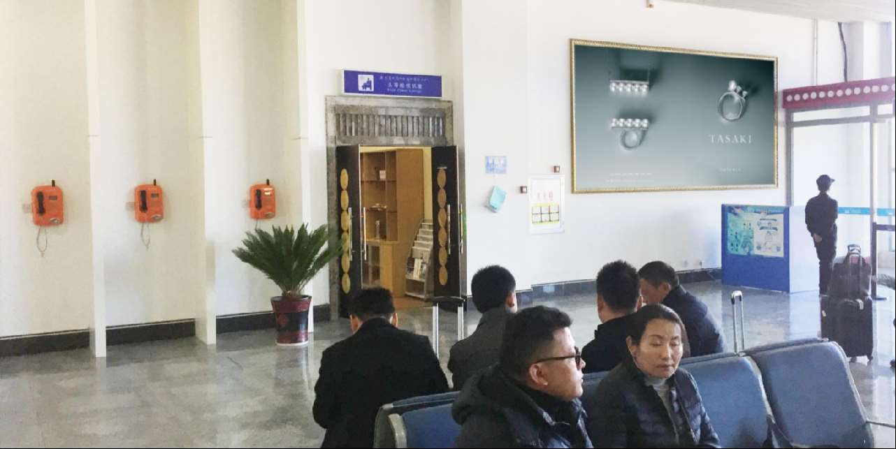 日喀则和平机场出发大厅墙体灯箱