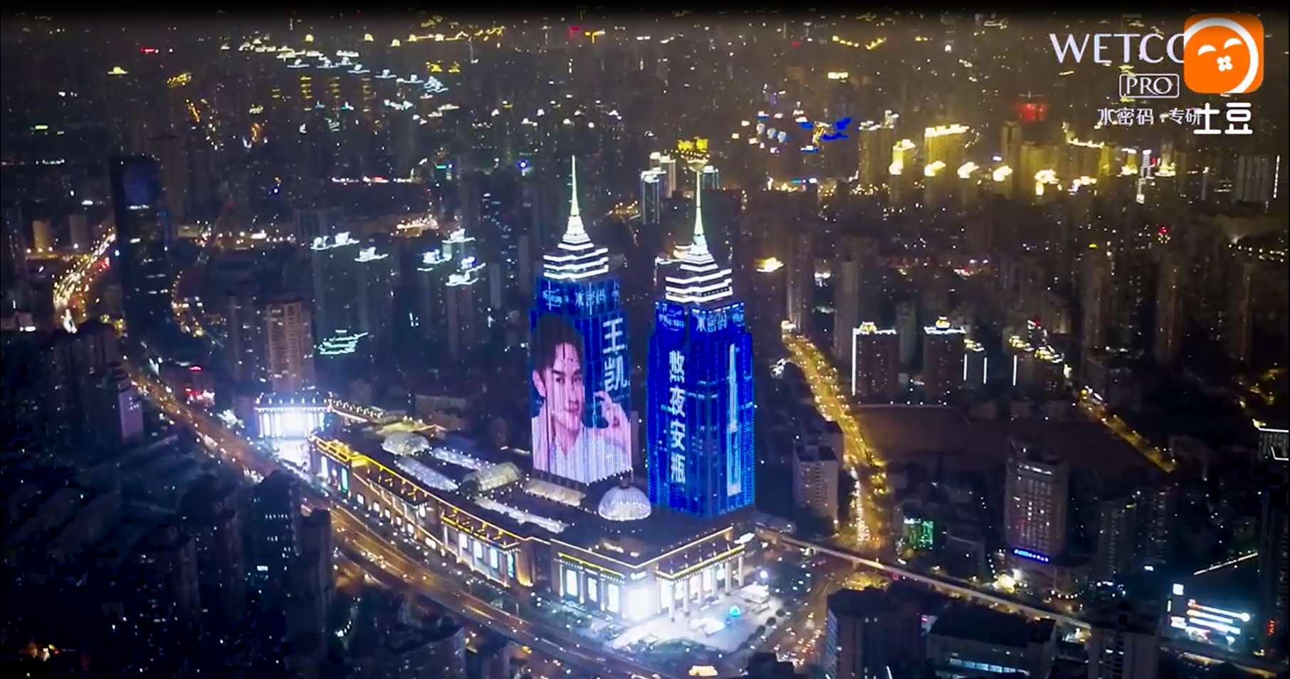 上海环球双塔墙身广告案例