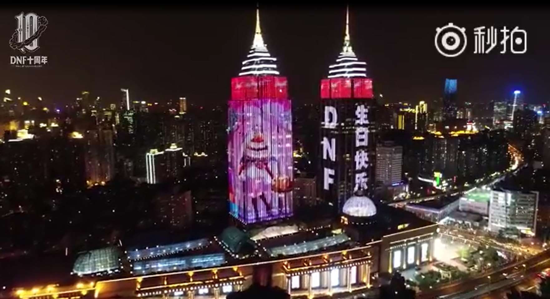 上海环球双塔墙身广告案例