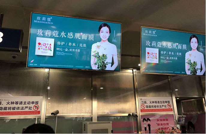 “玫莉蔻”植入地铁广告,每天几十万的人 流量,品牌想不火都难