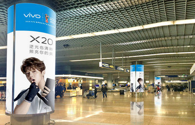 北京首都机场T2国际到达行李厅包柱灯箱广告