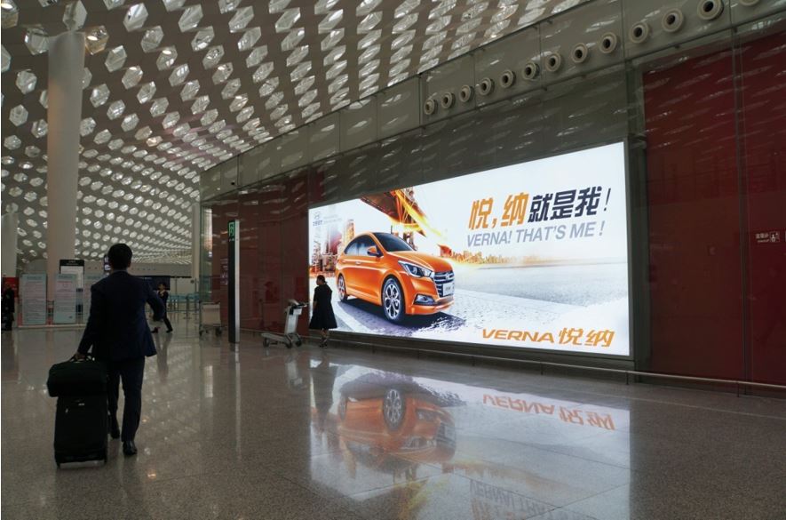 深圳机场航站楼四层出发大厅高舱灯箱广告