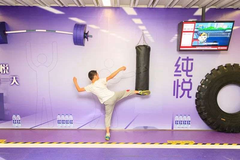 地铁互动式营销广告