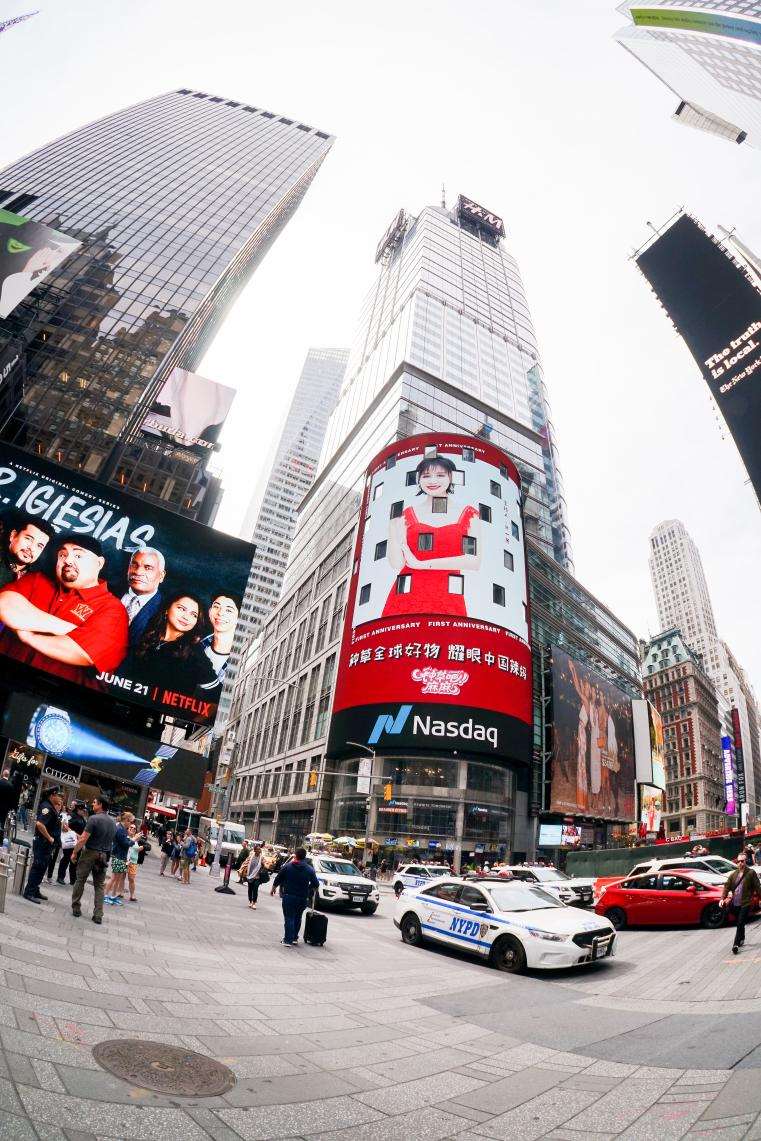 《种草吧麻麻》主持人叶一茜霸屏时代广场