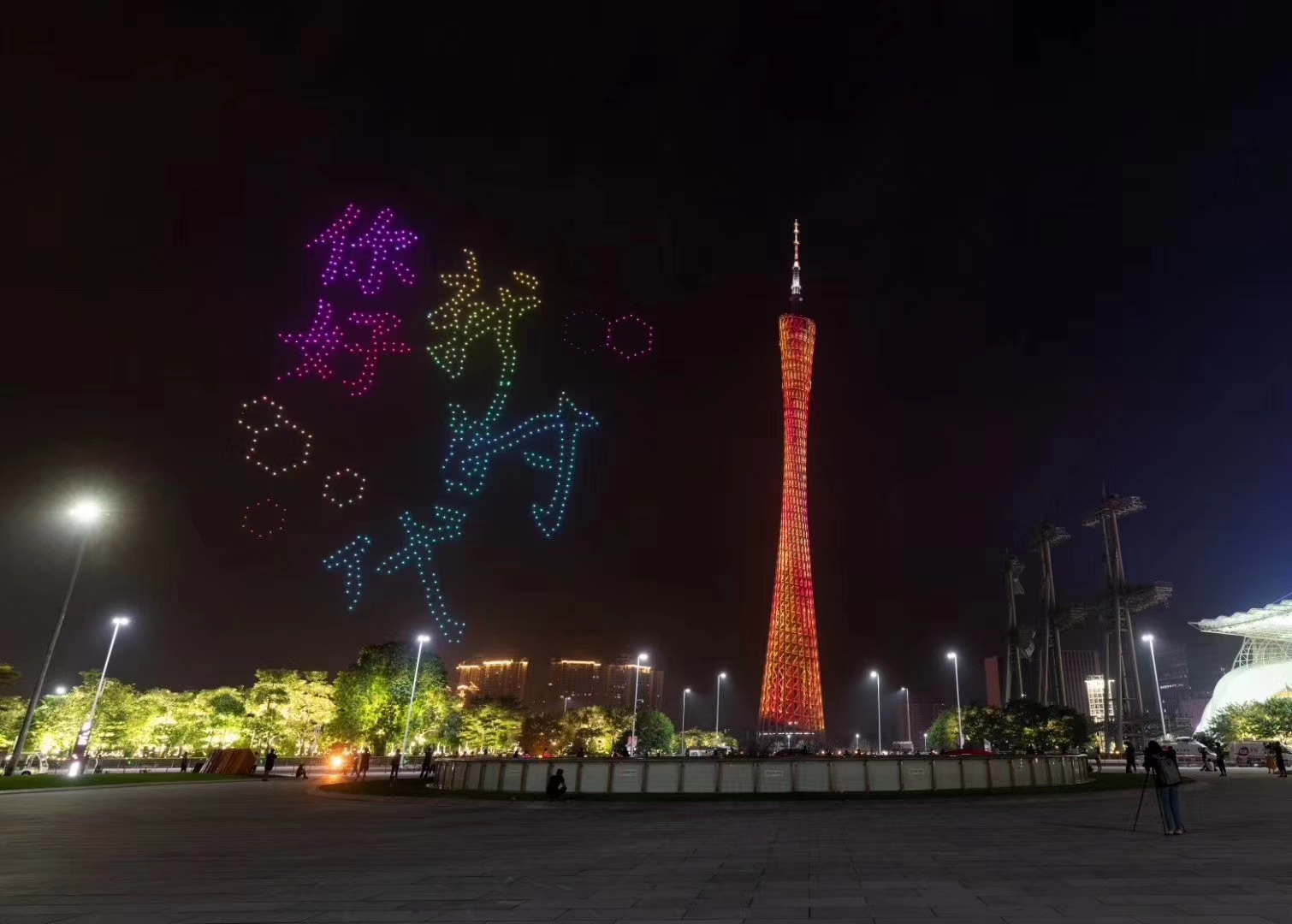 超燃！999架无人机与广州塔共舞 夜空中点亮中国红