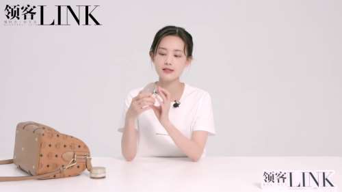 《明星翻包记》李一桐种草欧束气垫，品牌大火！